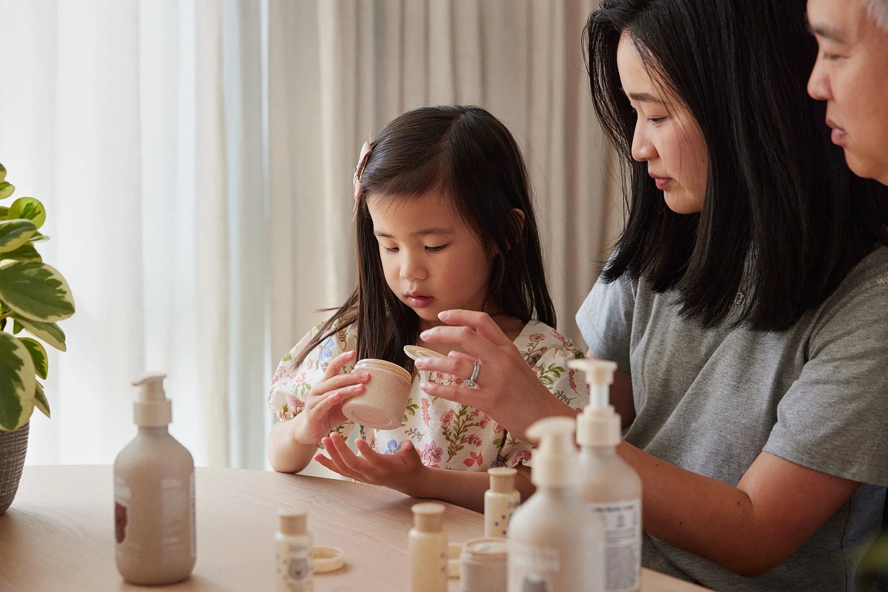 Alicia and her daughter playing with Zojee bottles at the table